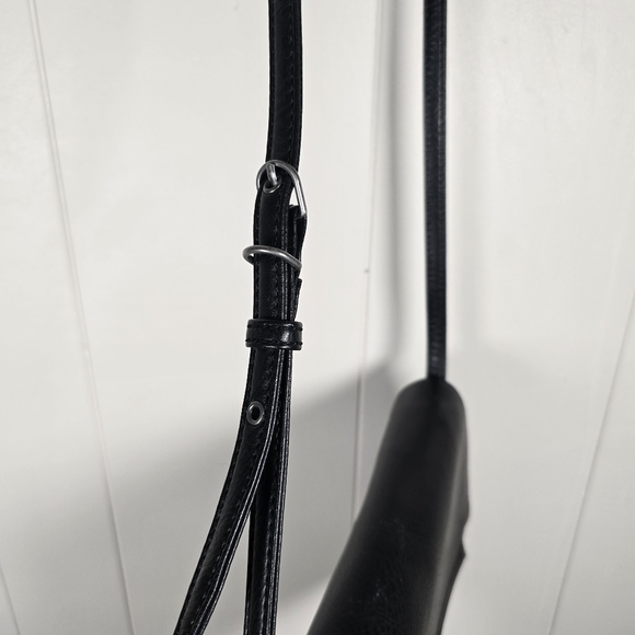 Sleek Matt&Nat Vegan Leather Crossbody Bag - Picture 8 of 9